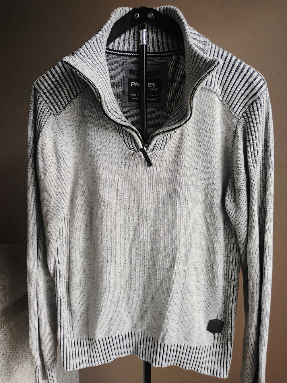 Men's Size M Light Gray Zip-Up Sweater with Ribbed Shoulders